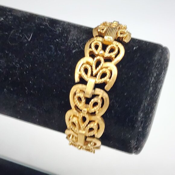 Vintage Signed Crown Trifari Victorian Style Panel Link Bracelet Textured 7" - Picture 2 of 14